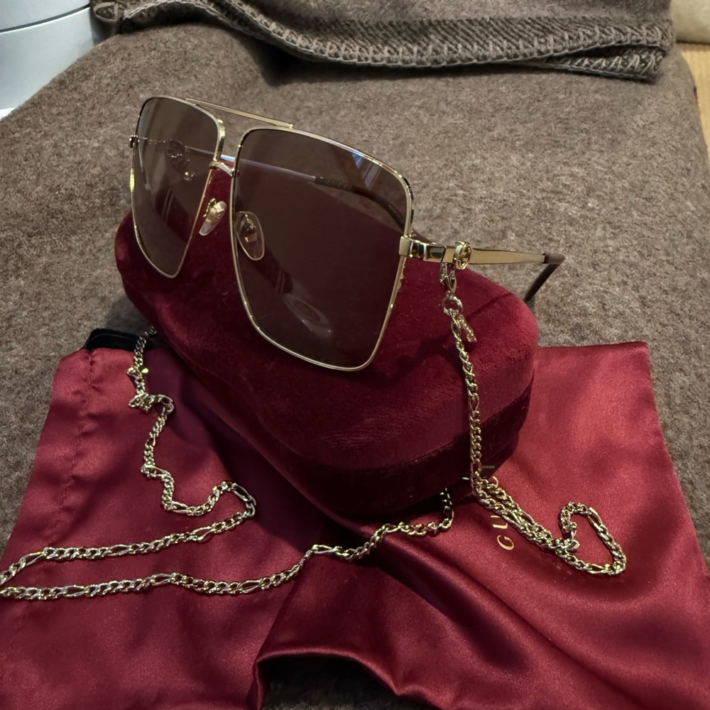 Gucci Gold Frame Sunglasses with Chain - Picture 2 of 3